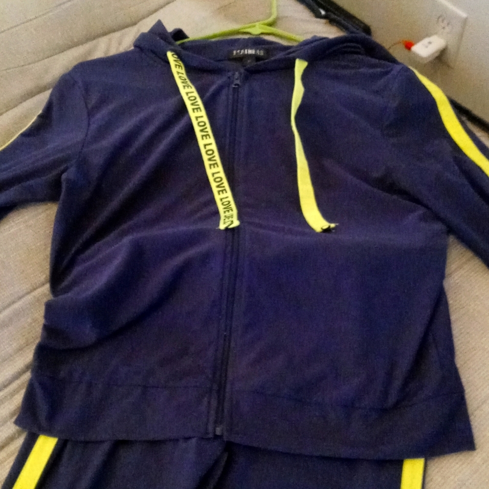 FEATHERS Jogging Suit